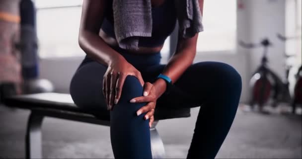 Dor Joelho Estresse Mulher Negra Ginásio Com Treinamento Fitness Acidente — Vídeo de Stock