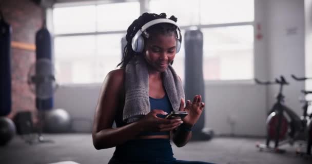 Африканская Женщина Телефон Наушники Тренажерном Зале Музыки Выбору Чата Танцев — стоковое видео