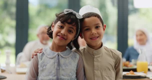 Μουσουλμάνων Αγοριών Και Κοριτσιών Αγκαλιά Στο Σπίτι Την Οικογένεια Για — Αρχείο Βίντεο