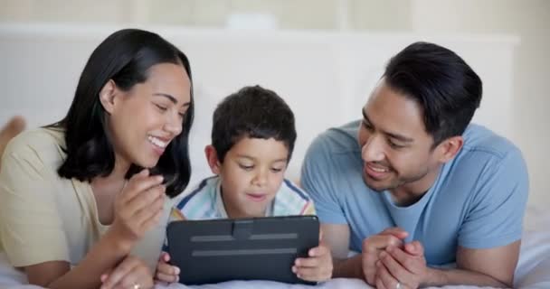 Tablet Ridere Bambino Con Genitori Sul Letto Guardare Video Film — Video Stock