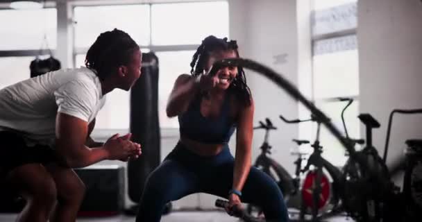 Mulher Personal Trainer Corda Batalha Ginásio Para Treino Exercício Resistência — Vídeo de Stock
