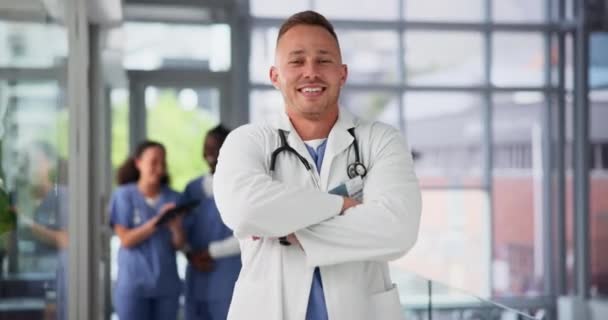 Médico Hombre Brazos Cruzados Para Atención Médica Cara Servicio Consulta — Vídeo de stock
