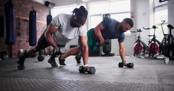 私人教练和带哑铃的俯卧撑 适合锻炼 锻炼或在健身房的地板上训练 积极的男性运动员 教练和举重以增加肌肉 增强健康俱乐部的力量 — 图库视频影像