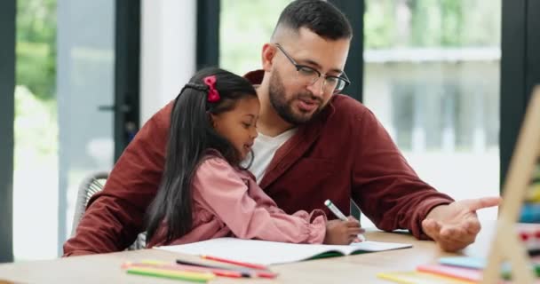 Baba Kız Renkler Masada Çizim Yapmayı Sevmeyi Anaokulunda Öğreniyorsun Anaokulu — Stok video