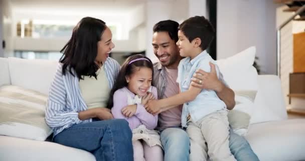 Otthon Boldog Család Szülők Csiklandozzák Gyerekeket Kötődnek Egymáshoz Jól Érzik — Stock videók