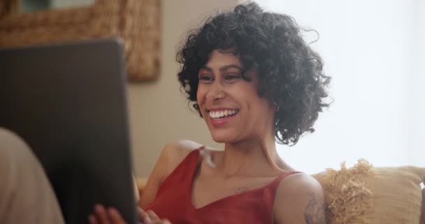 Uvolněte Notebook Žena Smějí Pohovce Pro Filmový Den Film Nebo — Stock video