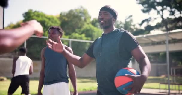 Koszykówka Czarni Mężczyźni Przyjaciele Witając Boisku Gry Treningu Świeżym Powietrzu — Wideo stockowe
