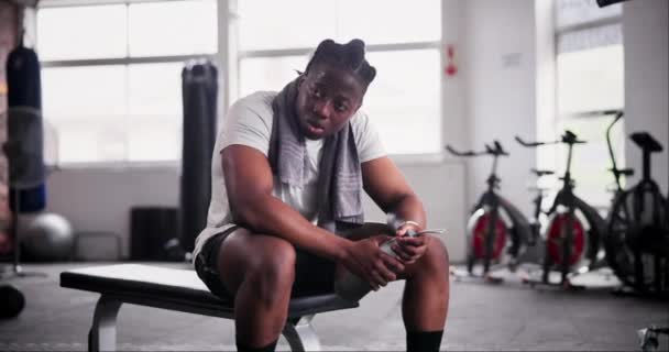 Fitness Zmęczony Czarny Człowiek Siłowni Odpoczynkiem Ręcznikiem Treningu Kulturystów Ćwiczeń — Wideo stockowe
