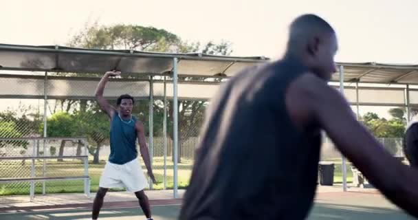 Sportovní Basketbalový Tým Černoši Soutěži Hry Cvičení Společně Venku Pro — Stock video