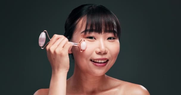 Face Rolo Mulher Asiática Beleza Cuidados Com Pele Com Ferramentas — Vídeo de Stock