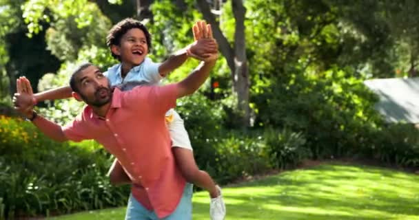 Happy Father Child Piggyback Outdoor Met Spelletjes Plezier Zon Enthousiast — Stockvideo