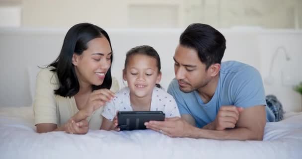 Tafel Glimlach Kind Met Ouders Bed Kijken Naar Video Film — Stockvideo