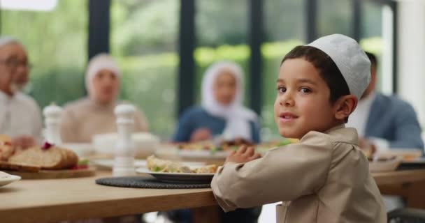 Ребенок Лицо Мусульманская Семья Столом Доме Обедом Тарелкой Празднование Общественном — стоковое видео