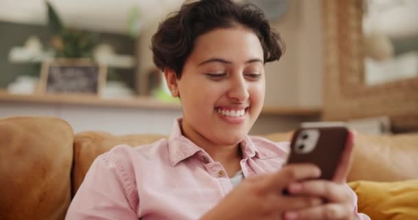 年轻女性 在沙发上为社交媒体打字和打电话 在家里阅读网站和聊天或上网 快乐的人或有移动通信 在网上发短信 沙发或休息室的在线用户 — 图库视频影像