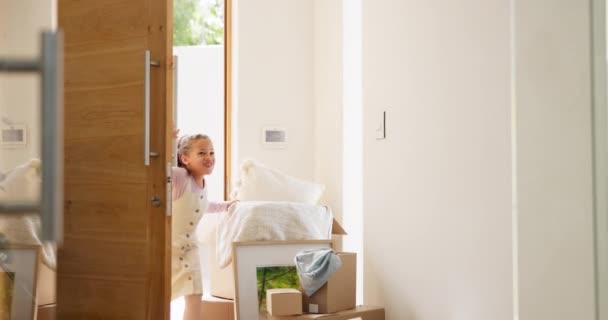 Parents Nouvelle Maison Enfants Courant Marchant Excité Pour Emménager Hypothèque — Video