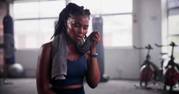 Siłownia Ręcznik Zmęczona Czarna Kobieta Przerwą Fitness Oddychanie Lub Powrót — Wideo stockowe