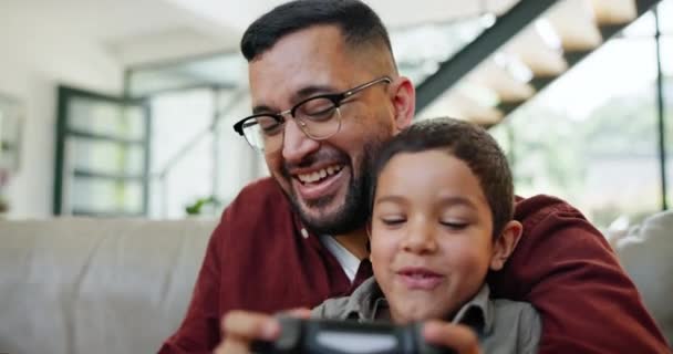 Vader Zoon Het Spelen Van Videogames Bank Liefde Plezier Met — Stockvideo