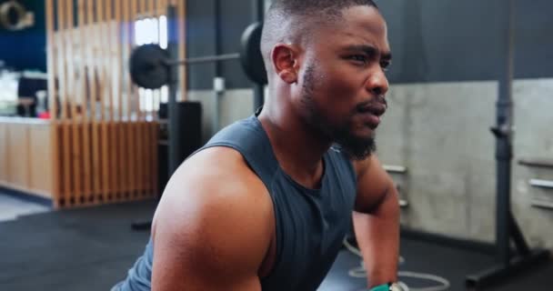 黑人男子 哑铃举重和肌肉在健身房 思考和权力与挑战和镜头耀斑 健身设备和通过举重训练与运动员 运动员和二头肌进行的锻炼 — 图库视频影像