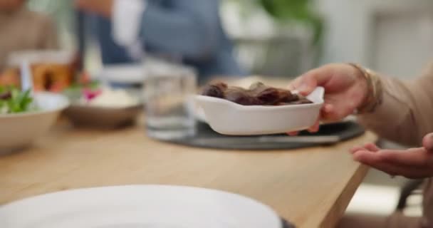 Compartir Fechas Comida Manos Familia Casa Con Almuerzo Plato Celebración — Vídeos de Stock