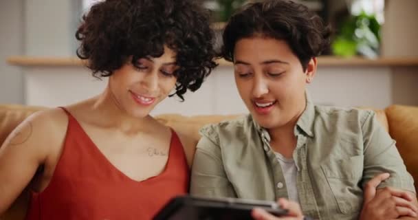 Femme Couple Lesbien Tablette Sur Canapé Pour Communication Réseautage Recherche — Video