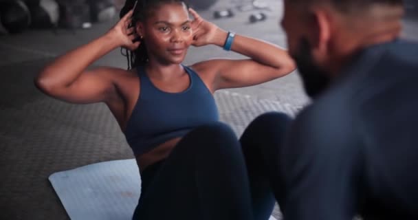 私人教练和有仰卧起坐的妇女在健身房进行健康 健康和肌肉训练 运动员和教练在演播室帮助女性做腹部锻炼以增强体力 — 图库视频影像