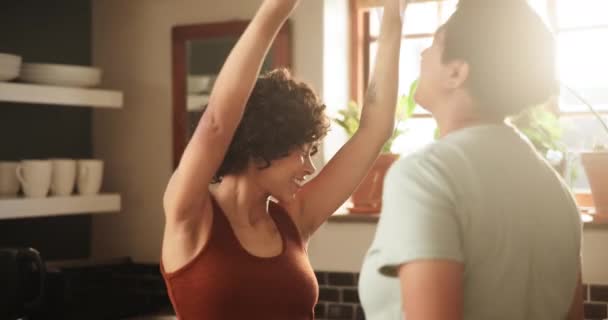 Lesbisches Paar Haus Und Tanz Mit Liebe Lächeln Und Glück — Stockvideo