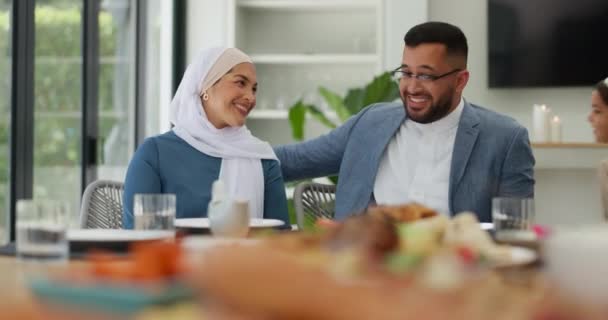 穆斯林父母和孩子们在房子里拥抱打招呼 团聚或欢迎回家的姿态 快乐的家庭 拥抱或伊斯兰爸爸 用爱心 支持或就餐来问候兴奋的孩子们 — 图库视频影像