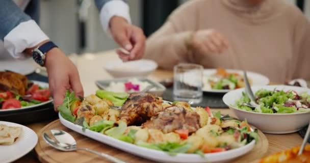 Compartilhe Comida Mãos Família Uma Casa Com Almoço Prato Celebração — Vídeo de Stock