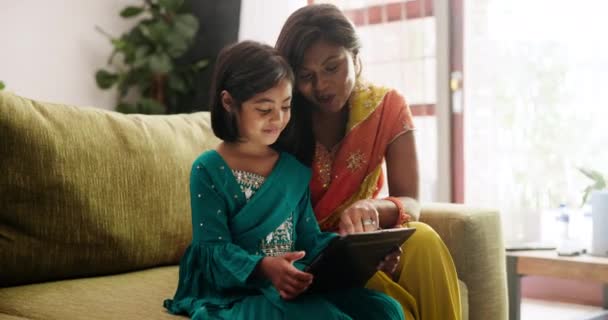 孩子和沙发与平板电脑在家里客厅里进步 电子学习和打字与应用在线课程 印度家庭住房中的教育 拥有数码触摸屏的母女女童 — 图库视频影像