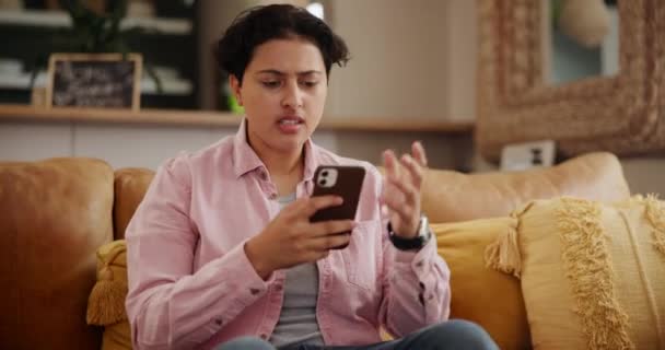 Mulher Confuso Estresse Sofá Com Notícias Telefone Erro Phishing Golpe — Vídeo de Stock