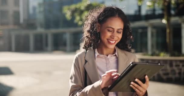 Üzleti Tabletta Közösségi Média Városban Kutatás Kommunikáció Vagy Szabadtéri Hálózatépítés — Stock videók