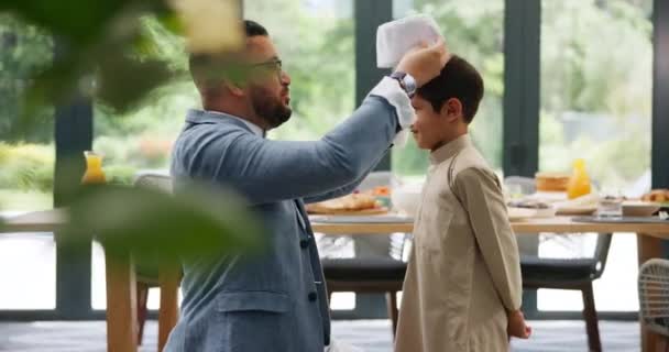 Padre Vestirsi Bambino Musulmano Casa Abbraccio Felice Legame Familiare Ramadan — Video Stock