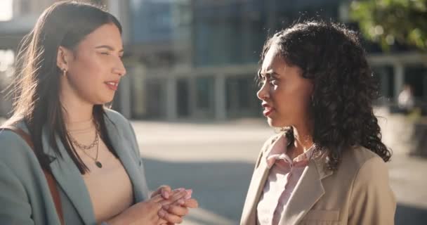 Matin Discussion Femmes Affaires Dans Ville Pour Planification Conversation Parler — Video