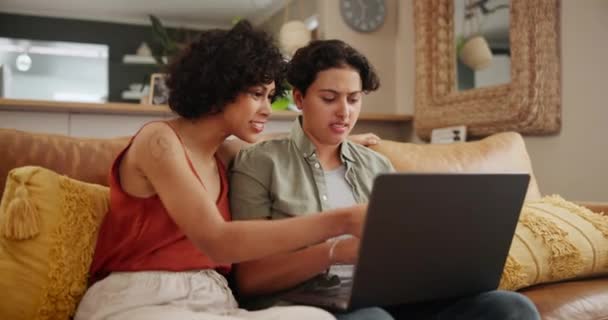 Hogar Laptop Pareja Lesbiana Con Tarjeta Crédito Pago Emocionado Con — Vídeo de stock