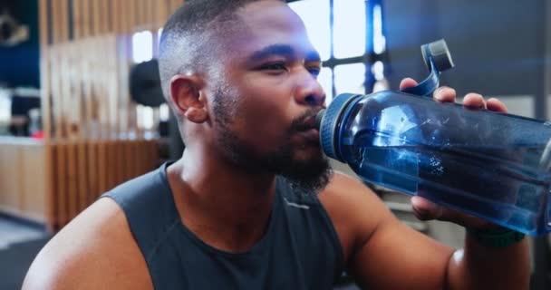 Μαύρο Άνδρα Πόσιμο Νερό Και Μπουκάλι Στο Γυμναστήριο Για Φυσική — Αρχείο Βίντεο