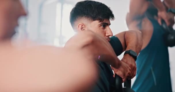 Kettlebell Groupe Les Hommes Dans Une Salle Gym Fitness Forte — Video