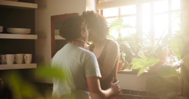 Счастливая Женщина Лесбийская Пара Поцелуй Любовь Объятия Интимные Отношения Окна — стоковое видео
