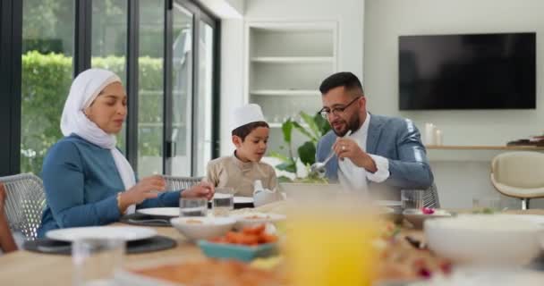 穆斯林 家庭和儿童在餐桌边吃饭或吃饭 庆祝开斋节 伊斯兰节和招待 文化和人们在宗教聚会上享用午餐 讨论或幸福 — 图库视频影像
