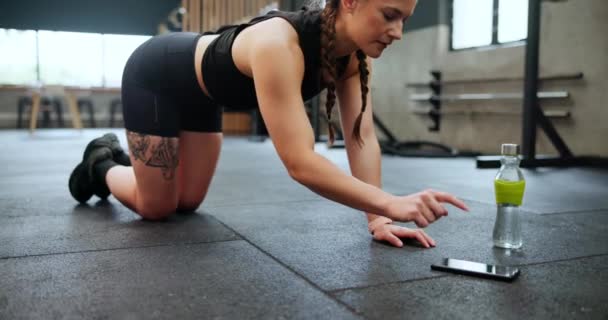 Kvinne Fitness Telefon Push Ups Online Opplæring Eller Klasse Treningsstudio – stockvideo