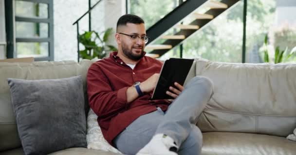 Tablet Relaxe Homem Feliz Sofá Com Redes Sociais Vapor Serviço — Vídeo de Stock
