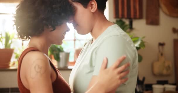 Lgbtq 집에서 포옹에서 사랑과 관계의 레즈비언 사람들과 부엌에서 주말에 로맨스와 — 비디오
