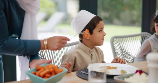 Jedzenie Odrzucić Lub Muzułmańskie Dzieci Rodzicami Lub Rodziną Domu Obiad — Wideo stockowe