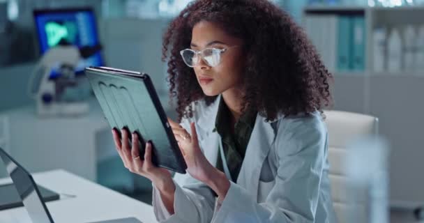 Videnskabsmand Kvinde Tablet Til Laboratorieforskning Dna Analyse Resultater Medicinsk Undersøgelse – Stock-video