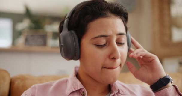 Zene Fejhallgató Pihenni Nappaliban Hallgat Dalt Zenelista Rádió Kanapén Boldog — Stock videók