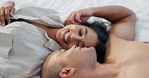Mutlu Çift Rahatlayın Sabah Romantizmi Için Yatın Aşk Kucaklaşması Güven — Stok video