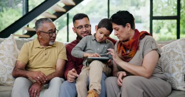 Tablet Edukacja Lub Gra Rodziną Kanapie Salonie Domu Razem Odwiedzenia — Wideo stockowe