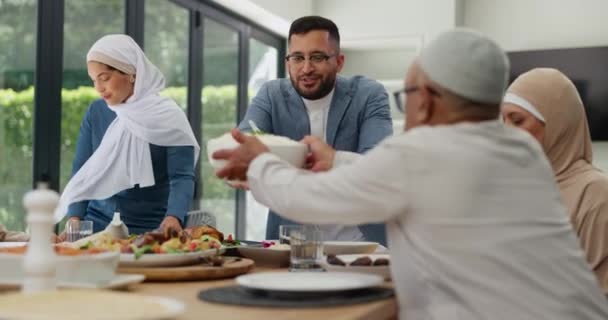 Moslim Familie Vrienden Met Eten Lunch Aan Tafel Voor Eid — Stockvideo