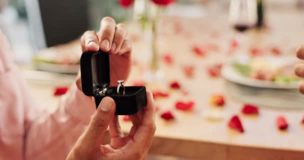 Sevgililer Gününde Yıldönümü Yemeğinde Aşk Evlilik Kutlama Yüzüğü Nişan Parmağı — Stok video