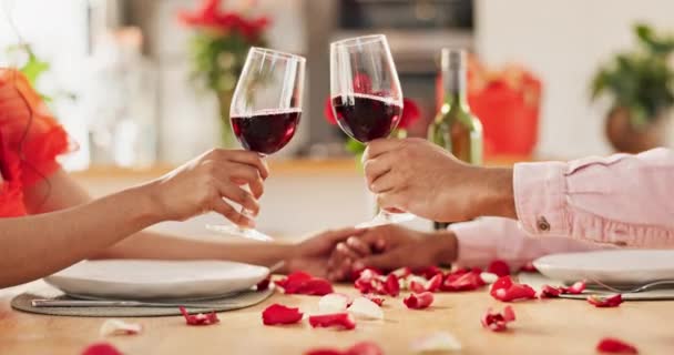 Para Ręce Tosty Kieliszkiem Wina Domowe Świętowanie Miłości Romansu Walentynek — Wideo stockowe