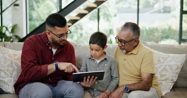 Ayah Anak Dan Kakek Nenek Sofa Dengan Tablet Ruang Tamu — Stok Video